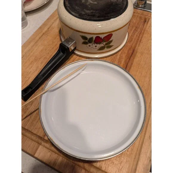 Vintage Strawberry Fields 2 Quart Enamel Cooking Pot with lid - Picture 4 of 16